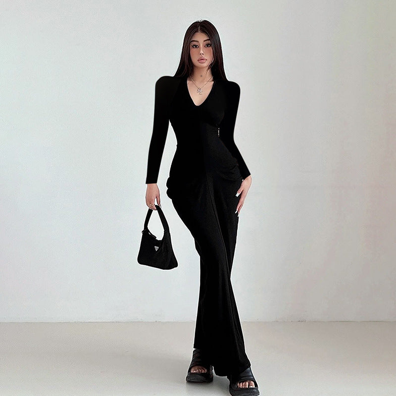 Long-sleeved black jumpsuit with v-neck and flared legs for trendy langry fashion ملابس