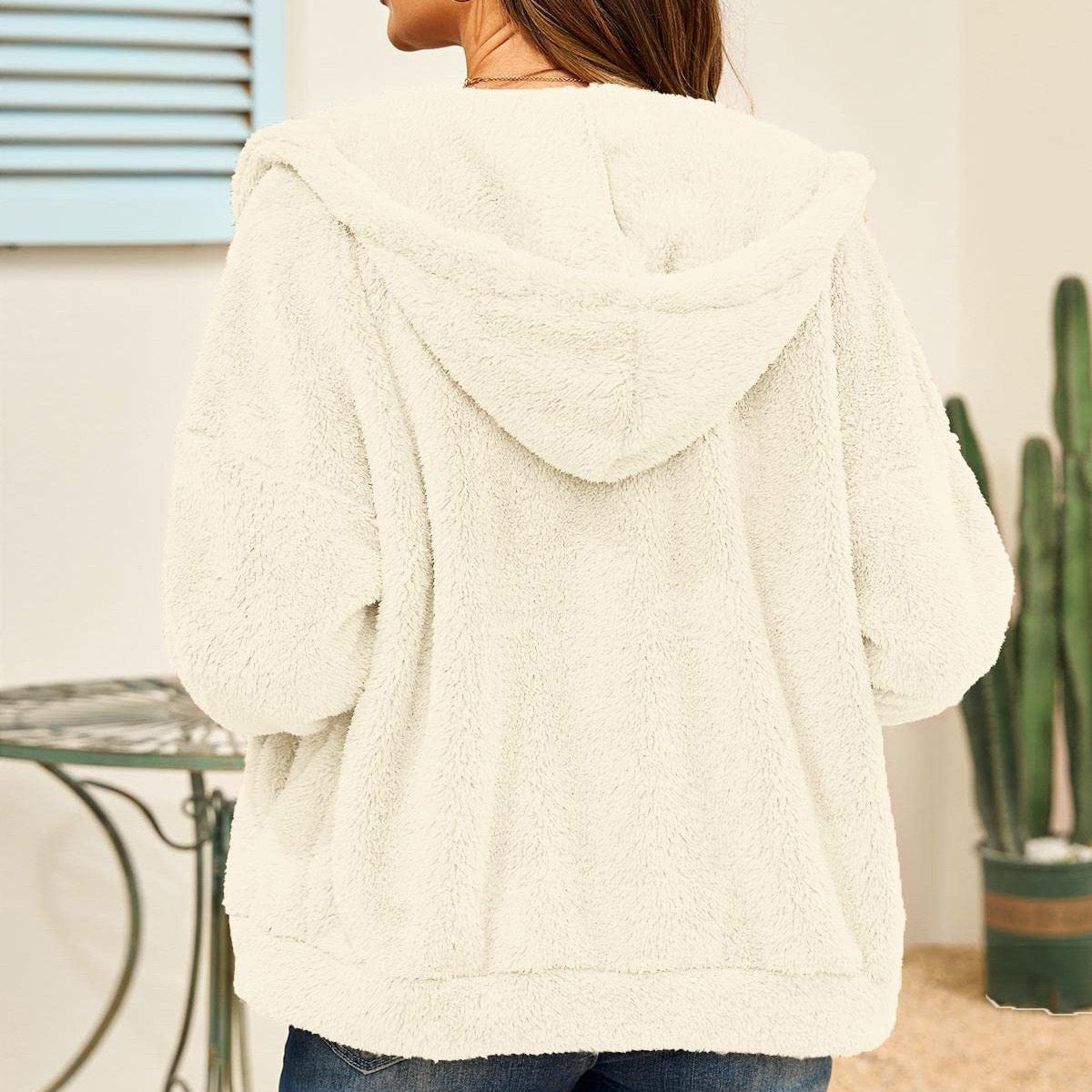 Cream-colored hooded fleece jacket from CUTE FLEECE SWEATER with long sleeve zipper and loose fit