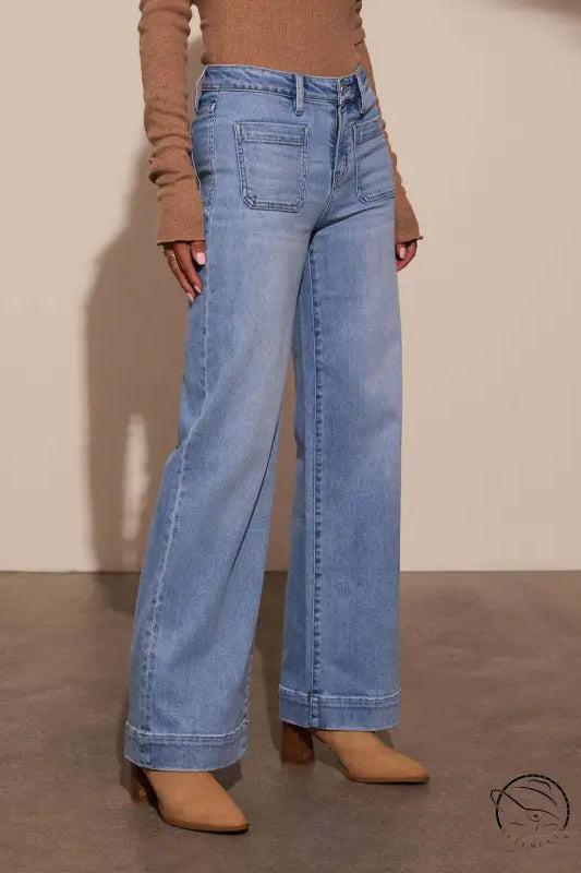 Stunning high waist straight jeans with wide-leg denim and front pockets