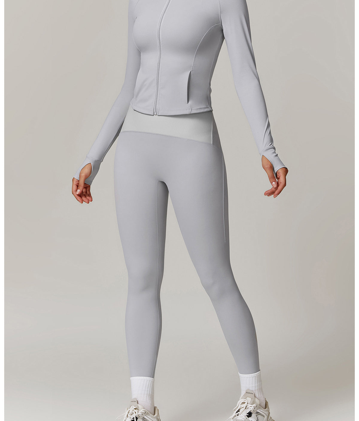 Light gray athletic outfit with long-sleeve top and leggings for active fashion ملابس
