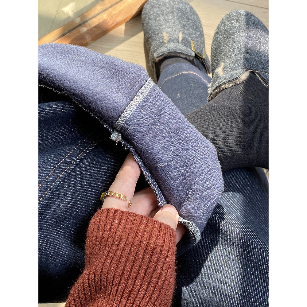 Fleece-lined denim jeans in wide-leg retro high waist fashion style