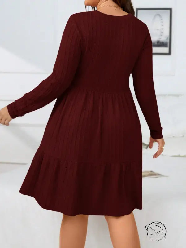 Elegant red midi dress: long-sleeved tiered maroon midi with round neck