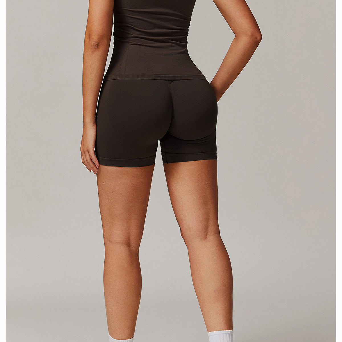 Woman in brown athletic wear showcasing the Thread Seamless Short Sleeved T-shirt Yoga fashion