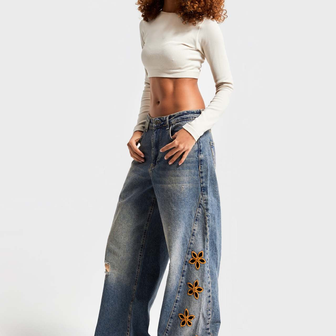 Fashionable high-waist langry wide-leg jeans with floral embroidery