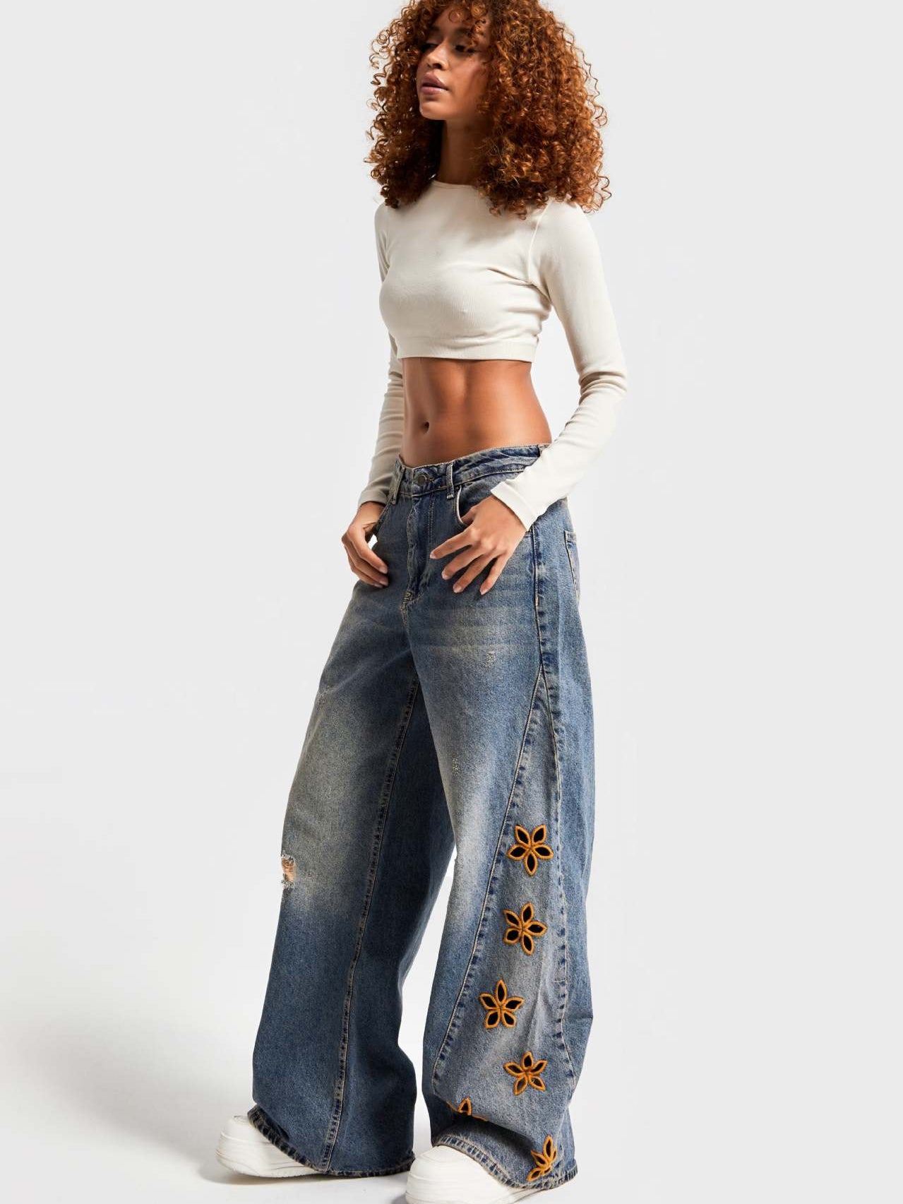Fashionable high-waist langry wide-leg jeans with floral embroidery