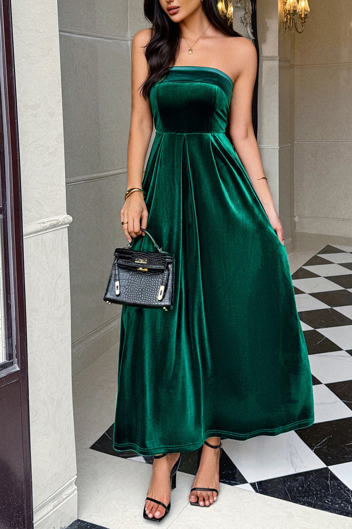 Elegant graceful langry emerald green strapless velvet maxi dress in fashion ملابس