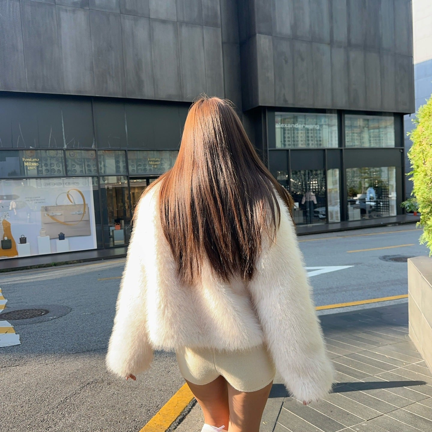 Short loose casual faux fur coat by Langry fashion with cream fur and white trim