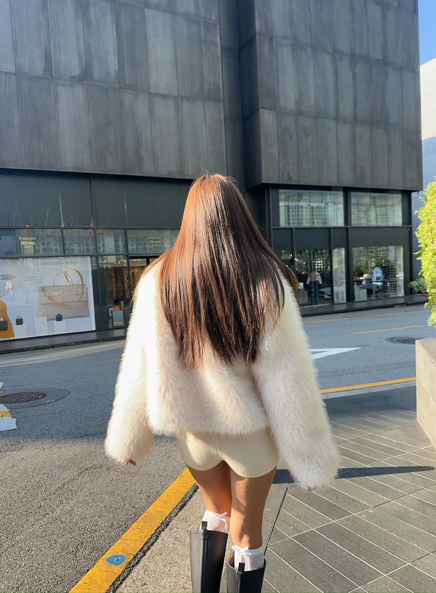 Short loose casual faux fur coat by Langry fashion with cream fur and white trim