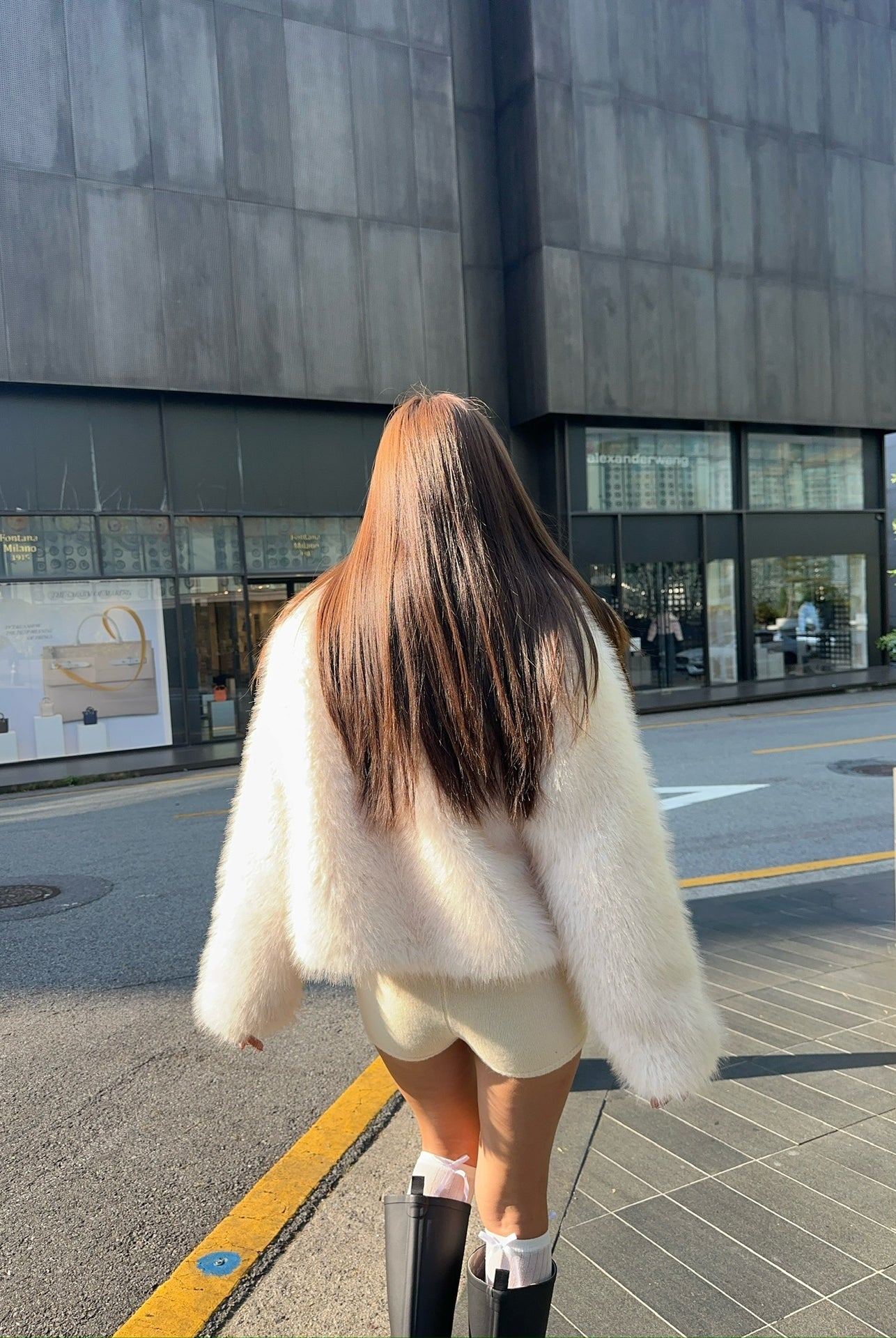 Short loose casual faux fur coat by Langry fashion with cream fur and white trim