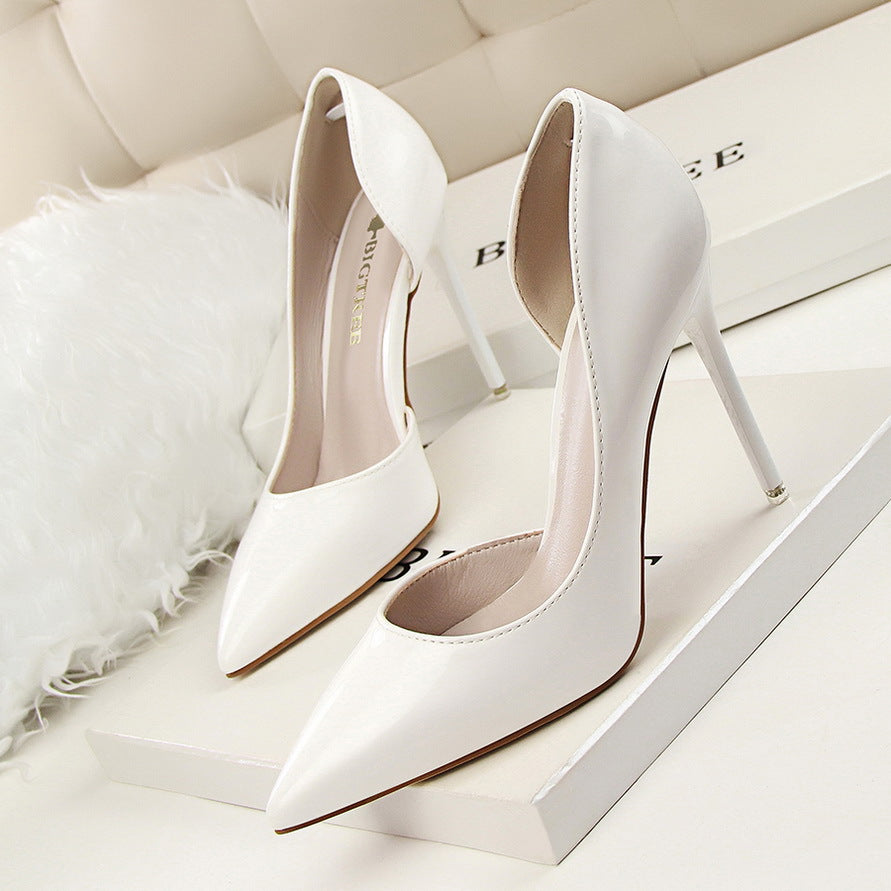 Elegant white pointed-toe stiletto heels for fashion-forward ملابس enthusiasts