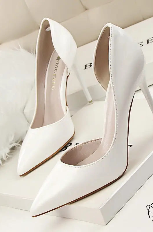 Elegant patent leather low cut high heels with pointed-toe d’Orsay design