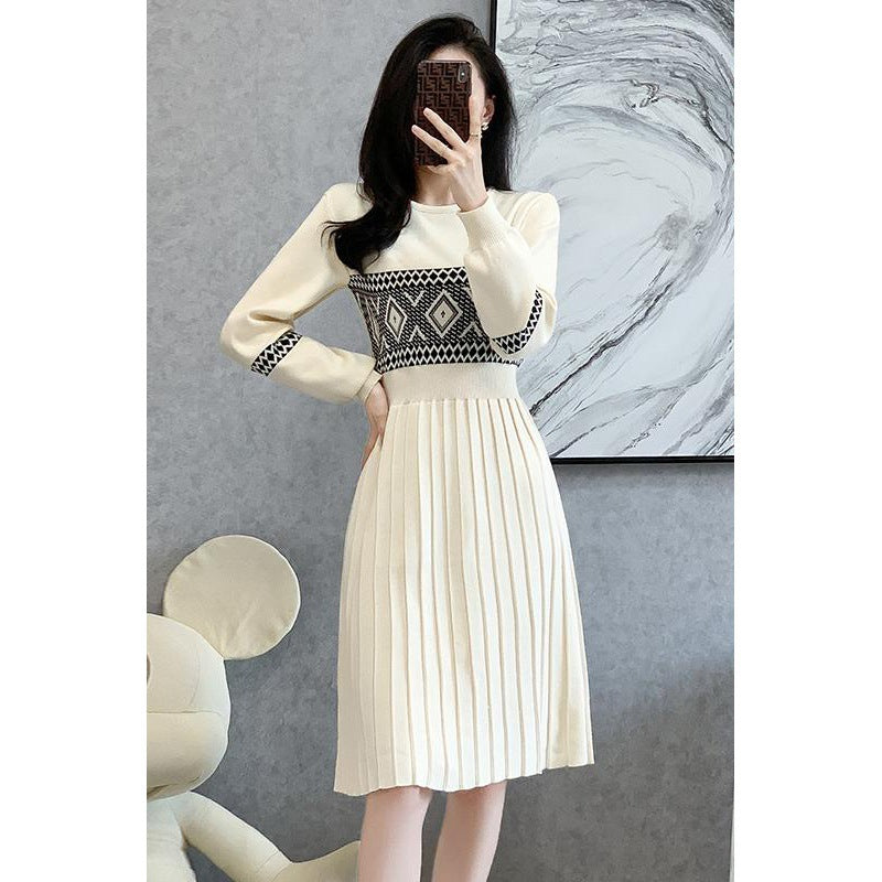 Cream-colored long-sleeved pleated dress with geometric pattern, classic knitted dress