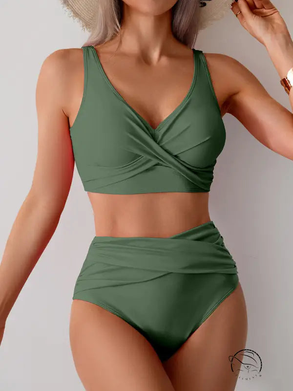 Gorgeous split swimsuit in green two-piece design
