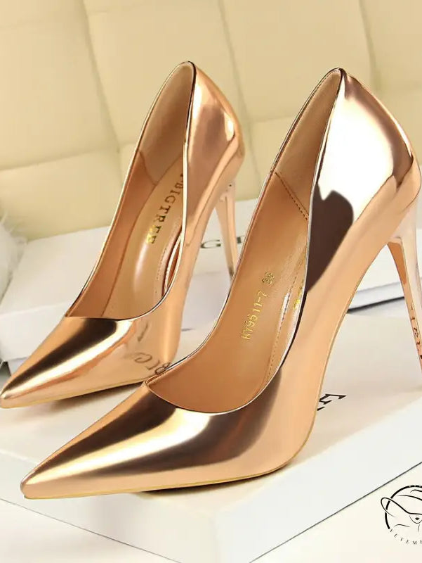 Shiny rose gold stiletto heels in fashionable langry metal design