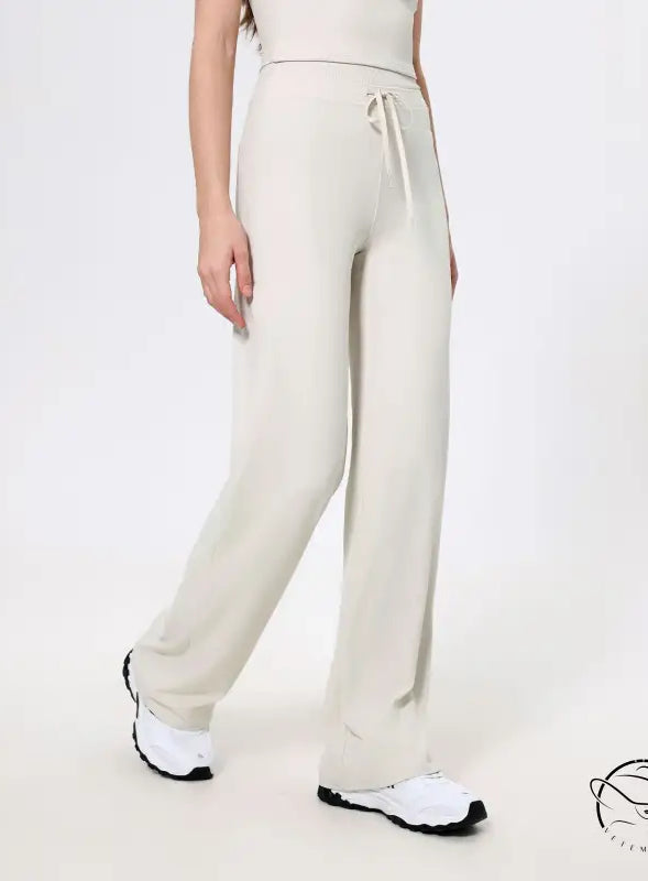 Langry loose quick drying cream drawstring sweatpants with white sneakers