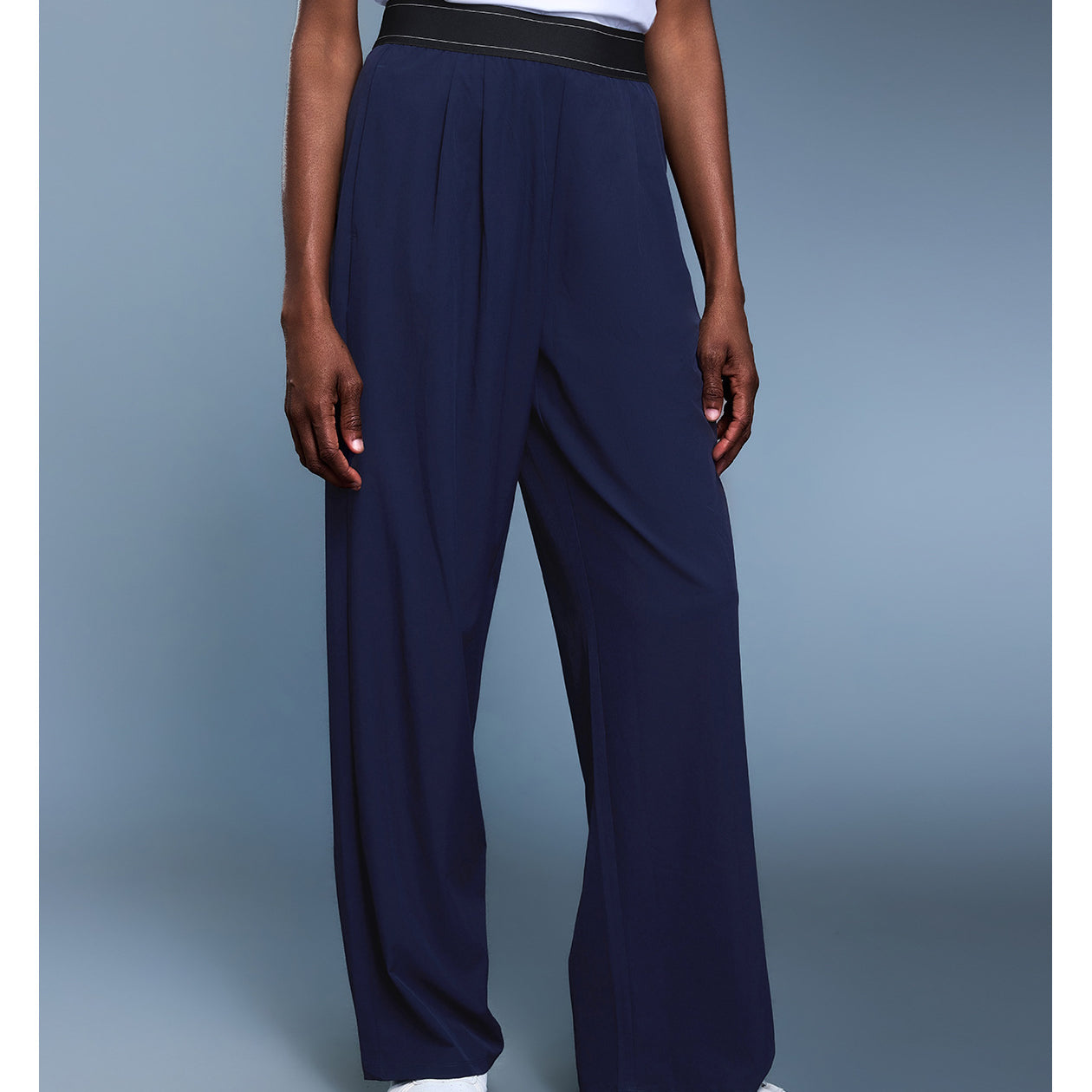 Navy blue langry fashion high-waisted straight sports trousers with black belt and white sneakers