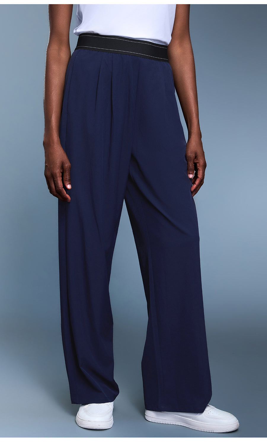 Navy blue langry fashion high-waisted straight sports trousers with black belt and white sneakers