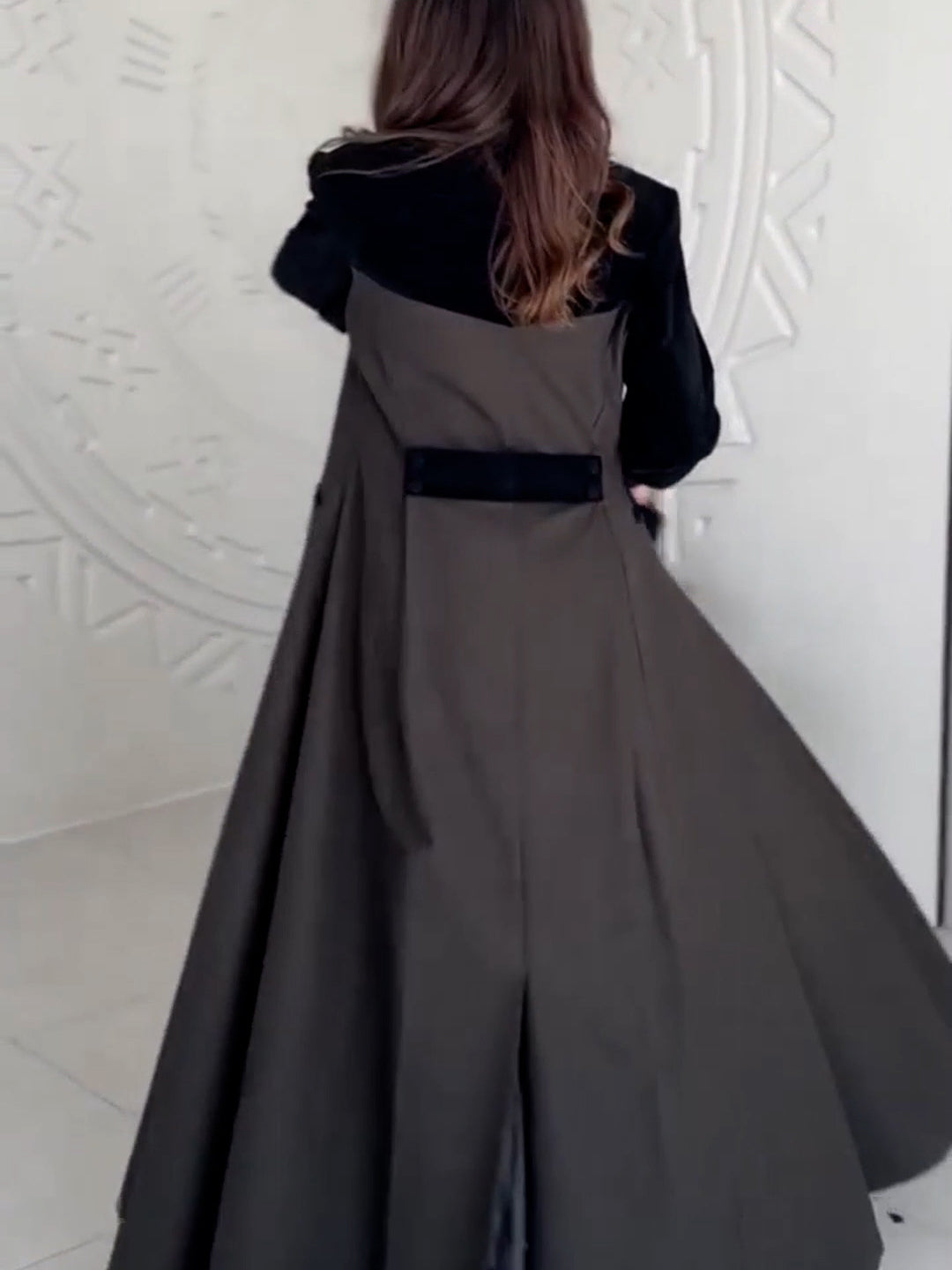 Woman in autumn patchwork long free collared coat, gray fashion ملابس