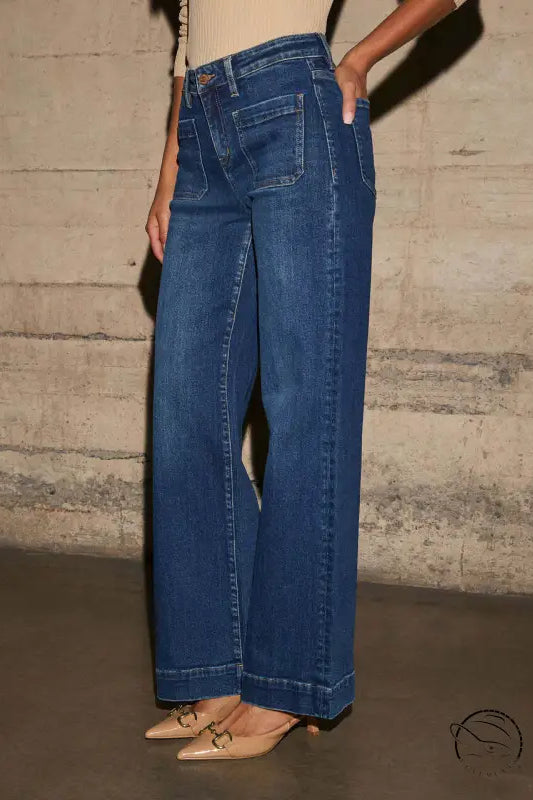 Stunning high waist straight jeans with wide-leg denim