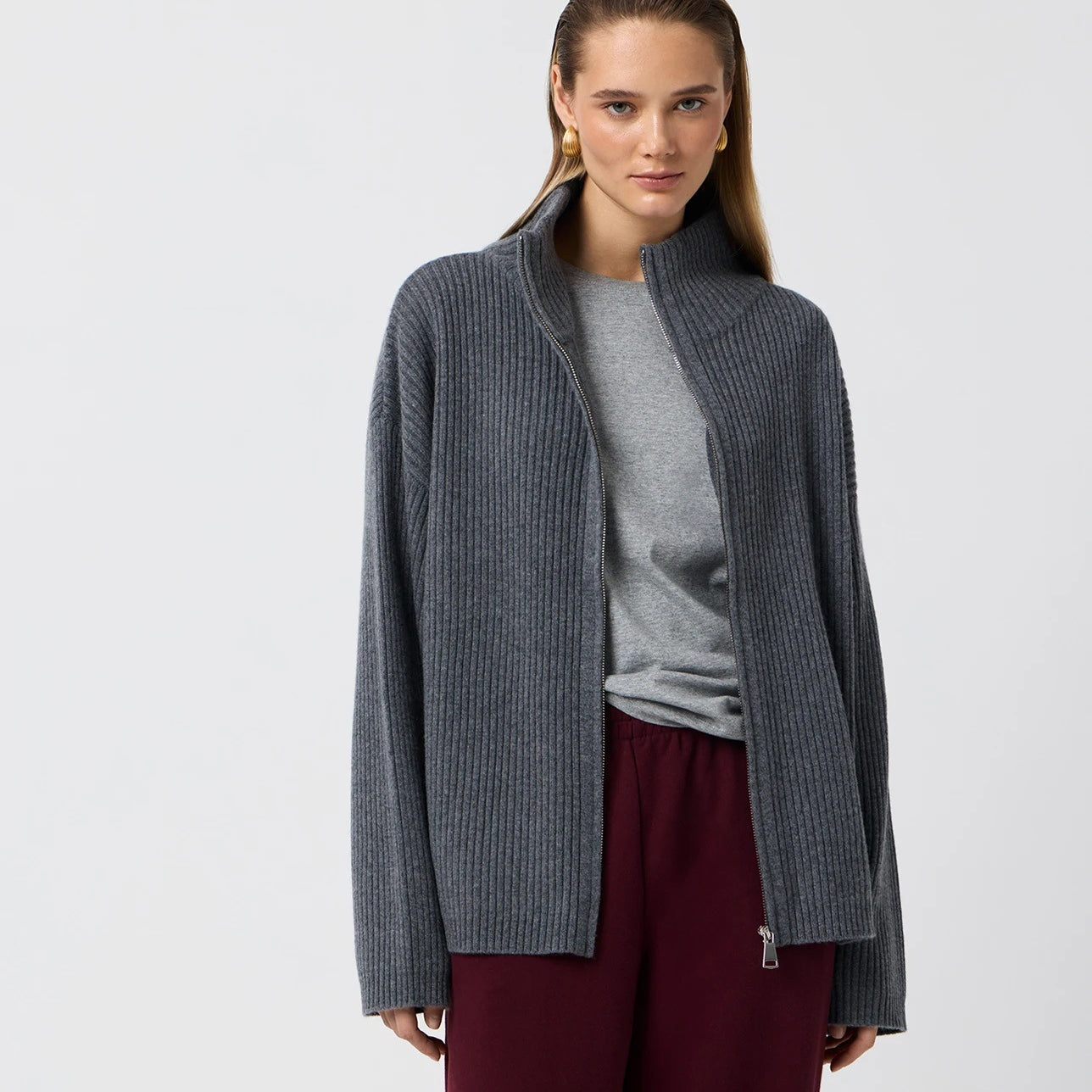 Navy blue corduroy jacket with relaxed fit, notched lapels, regular sleeve