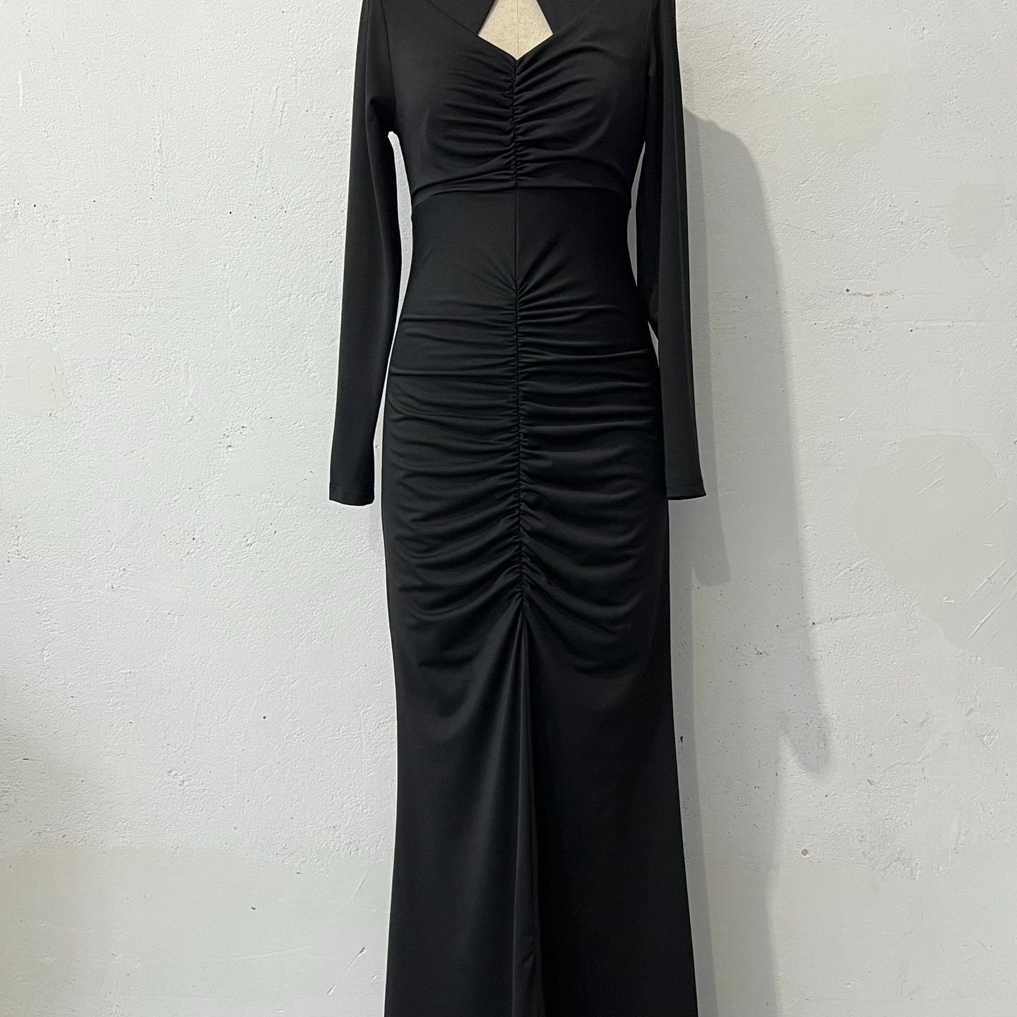 Elegant black long-sleeved dress with ruching, perfect for fashion and ملابس enthusiasts