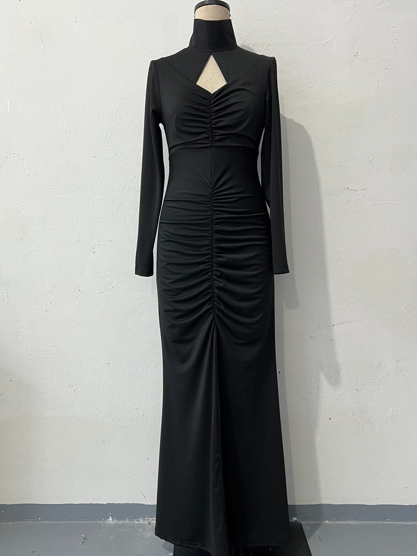 Elegant black long-sleeved dress with ruching, perfect for fashion and ملابس enthusiasts