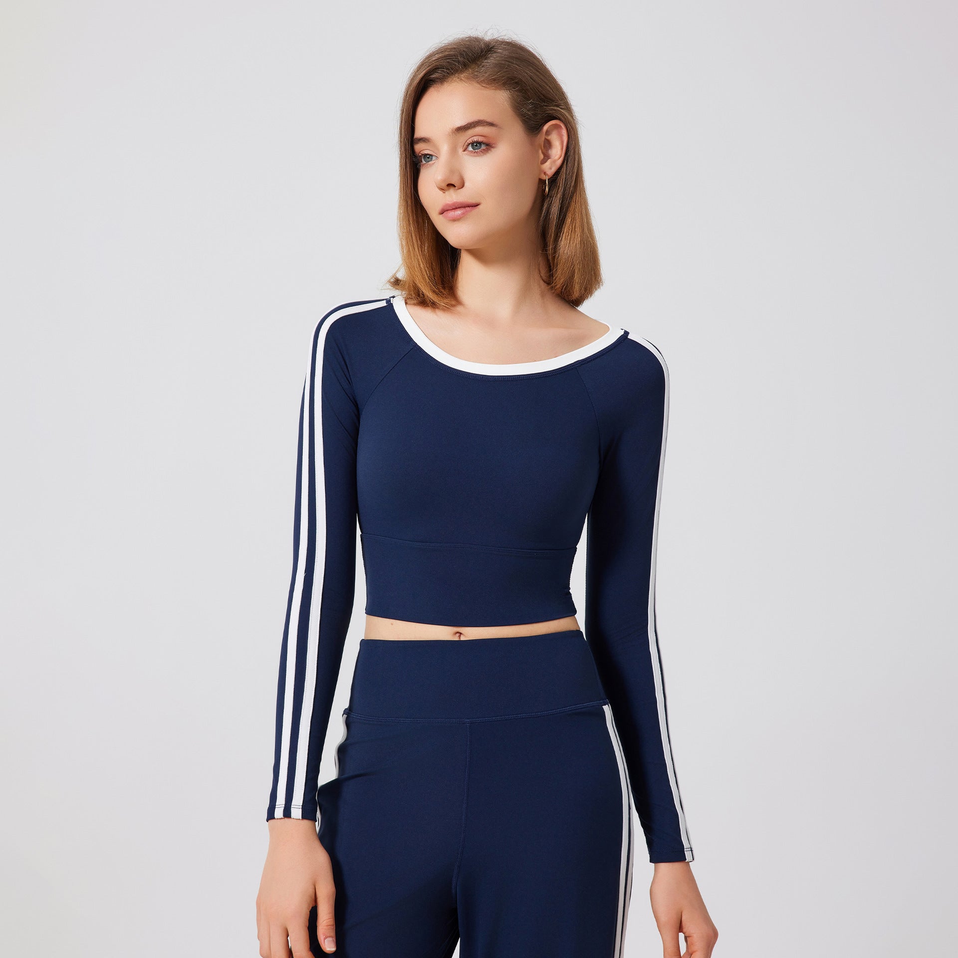 Navy blue athletic crop top and leggings for fashionable langry sports ملابس