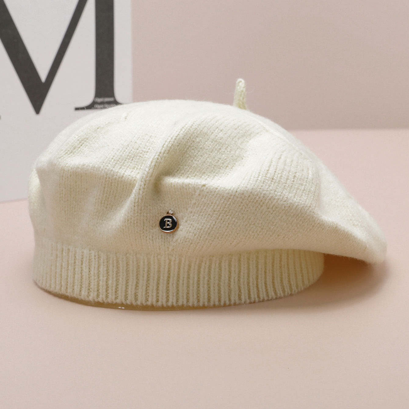 Cream-colored knitted beret with B emblem, stylish Korean fashion ملابس accessory