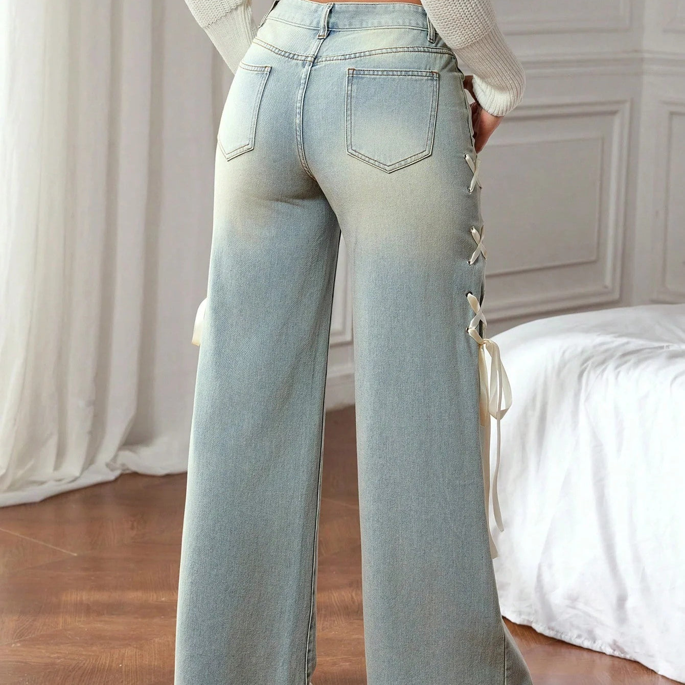 Casual wide leg jeans in light-wash denim with lace-up side ties