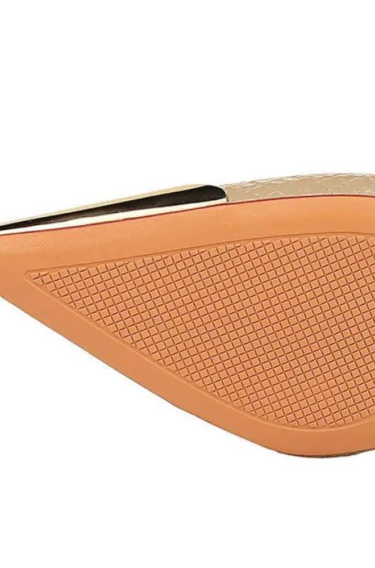 Textured sole of Langry leather low cut metal pointed high heel in fashion ملابس