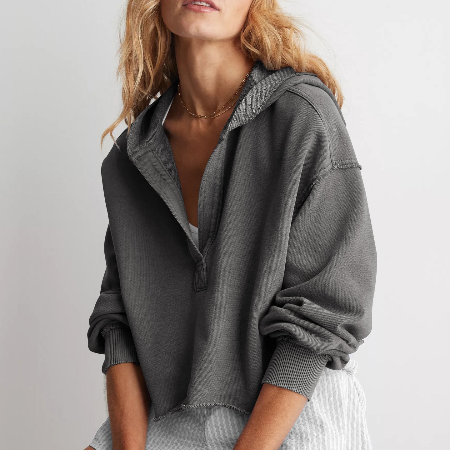Grey cropped zip-up hoodie with ribbed cuffs for cozy langry fashion ملابس