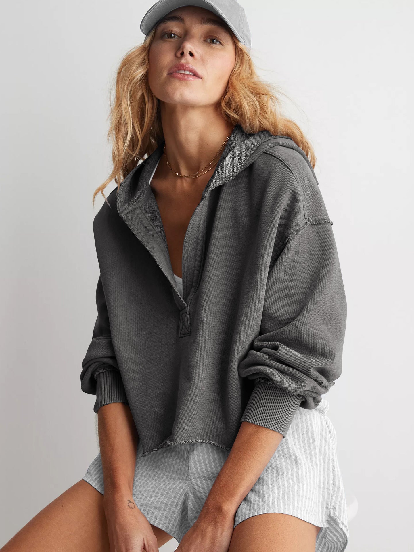 Grey cropped zip-up hoodie with ribbed cuffs for cozy langry fashion ملابس
