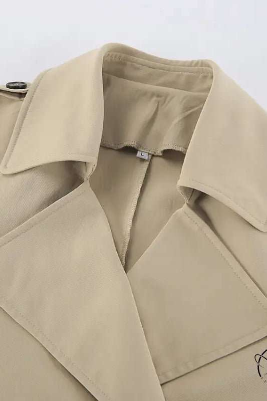 Beige double-breasted trench coat with flap pockets, British fashion style