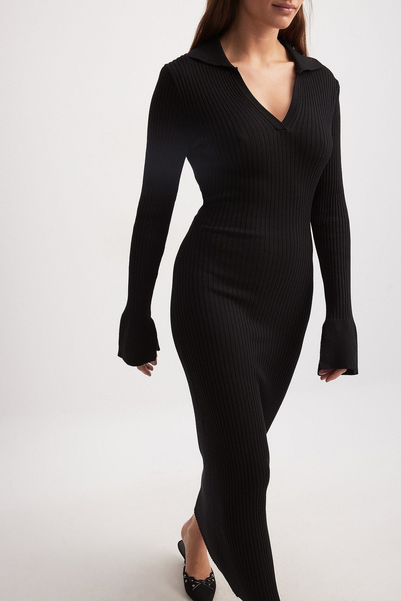 Black ribbed knit maxi dress in luxurious fashion, perfect for elegant style
