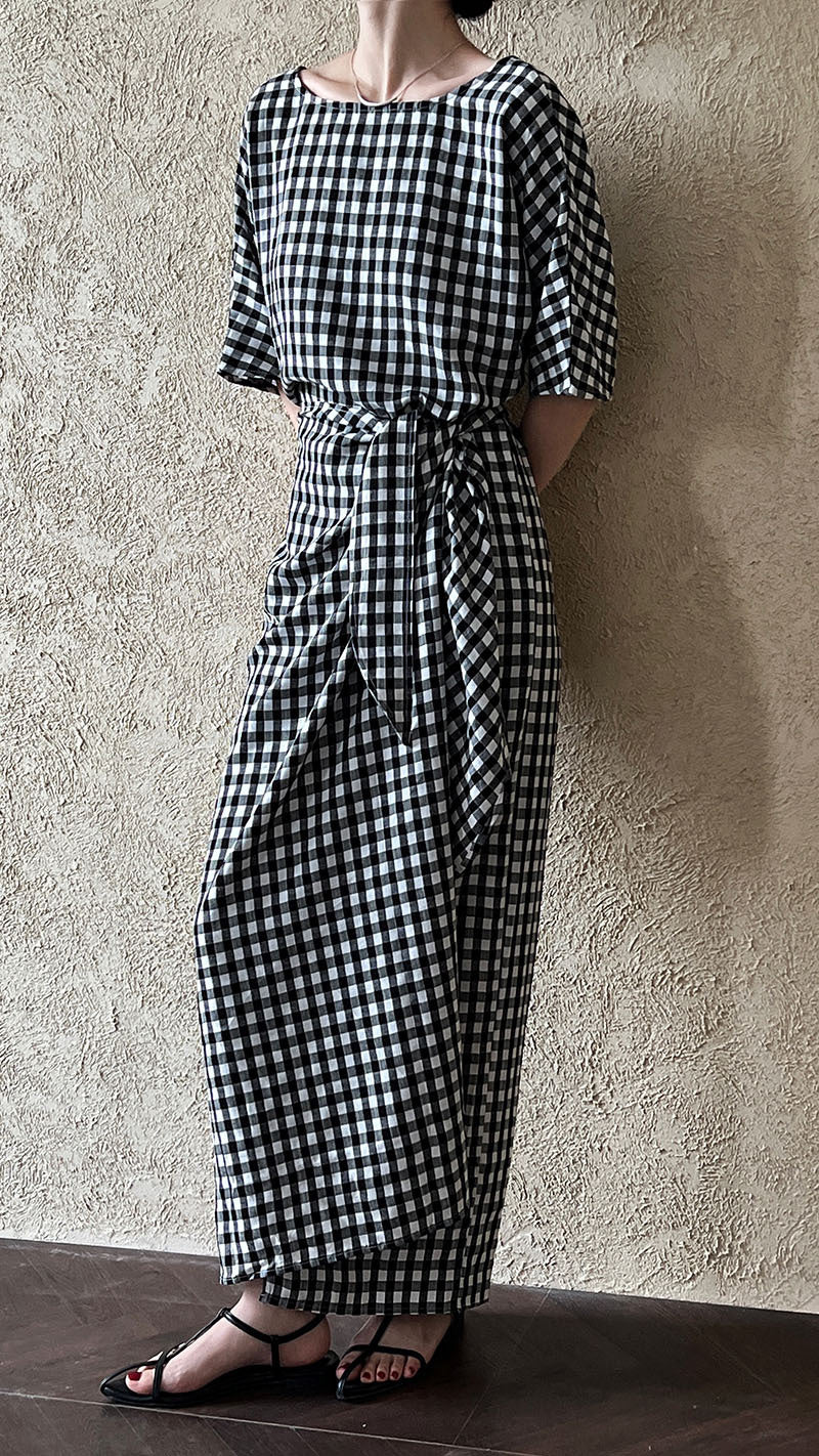 Black and white gingham maxi dress with tie waist, perfect for summer fashion ملابس