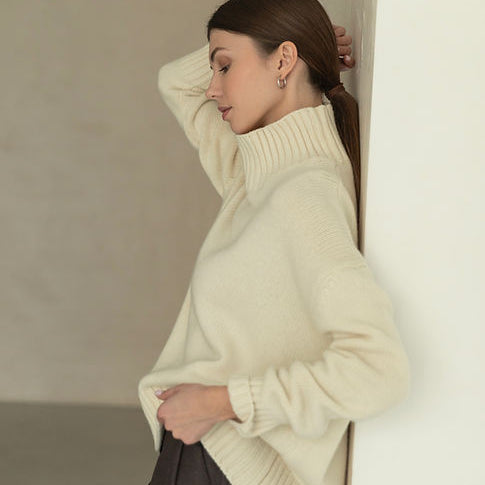 Cream-colored oversized turtleneck sweater in Langry fashion knitwear