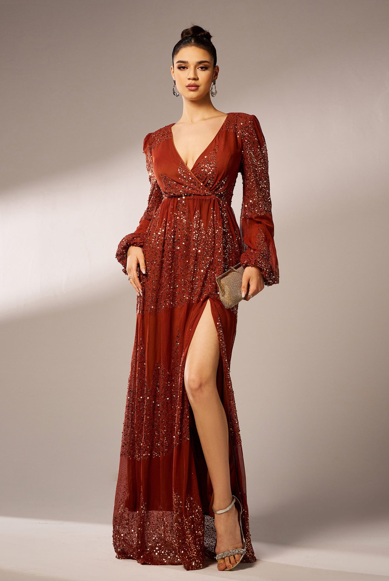 Elegant long-sleeved sequined gown with thigh-high slit for high-end evening fashion ملابس