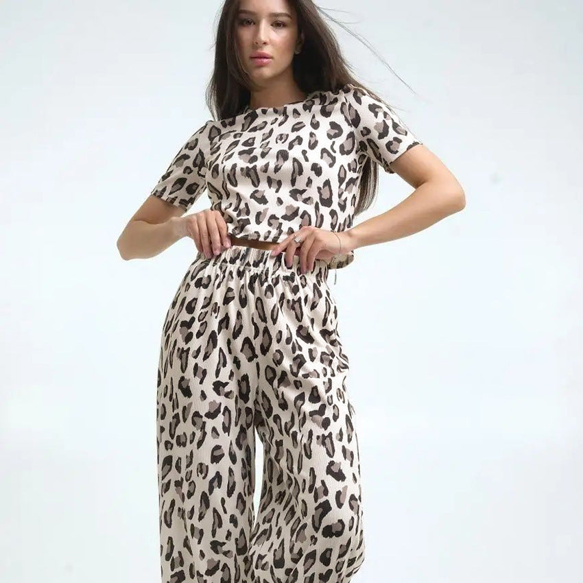 Slim fit leopard print women’s two-piece loungewear set for comfortable home and casual wear
