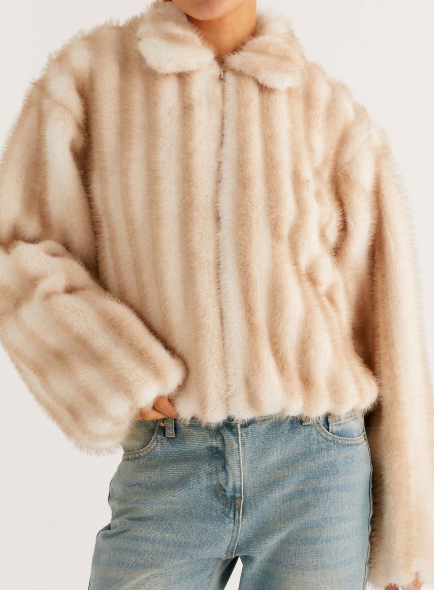 Beige faux fur cropped jacket with Peter Pan collar and zipper