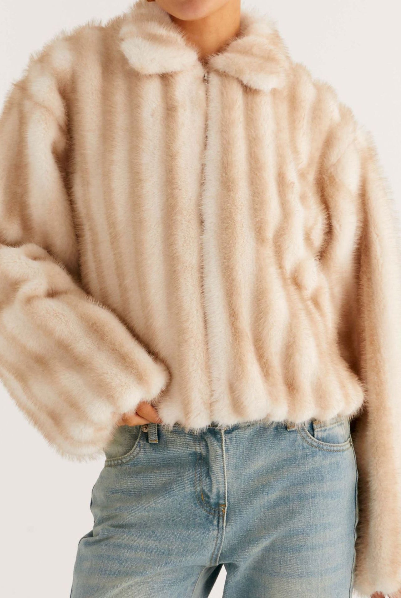 Beige faux fur cropped jacket with Peter Pan collar and zipper