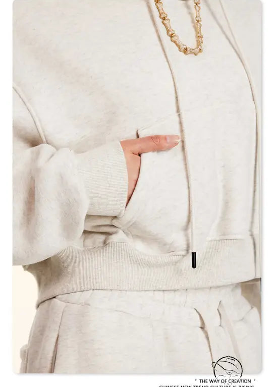 Winter retro hooded pullover: cream-colored sweatshirt with wide sleeves and gold chain necklace in langry fashion