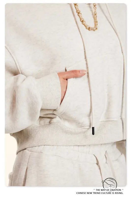 Winter retro hooded pullover: cream-colored sweatshirt with wide sleeves and gold chain necklace in langry fashion