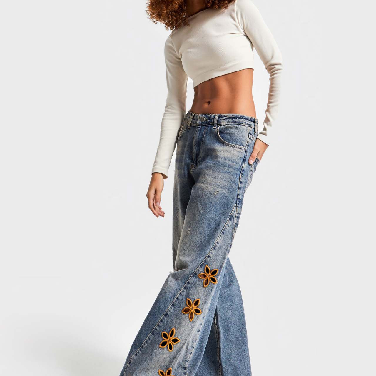 Fashionable high waist langry wide-leg denim trousers with star embroidery, blue wash