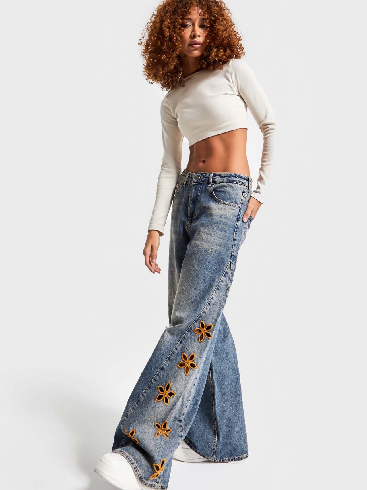 Fashionable high waist langry wide-leg denim trousers with star embroidery, blue wash