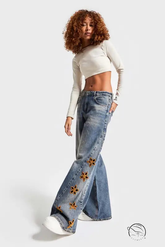 Fashionable high waist langry wide-leg denim trousers in blue wash with star embroidery