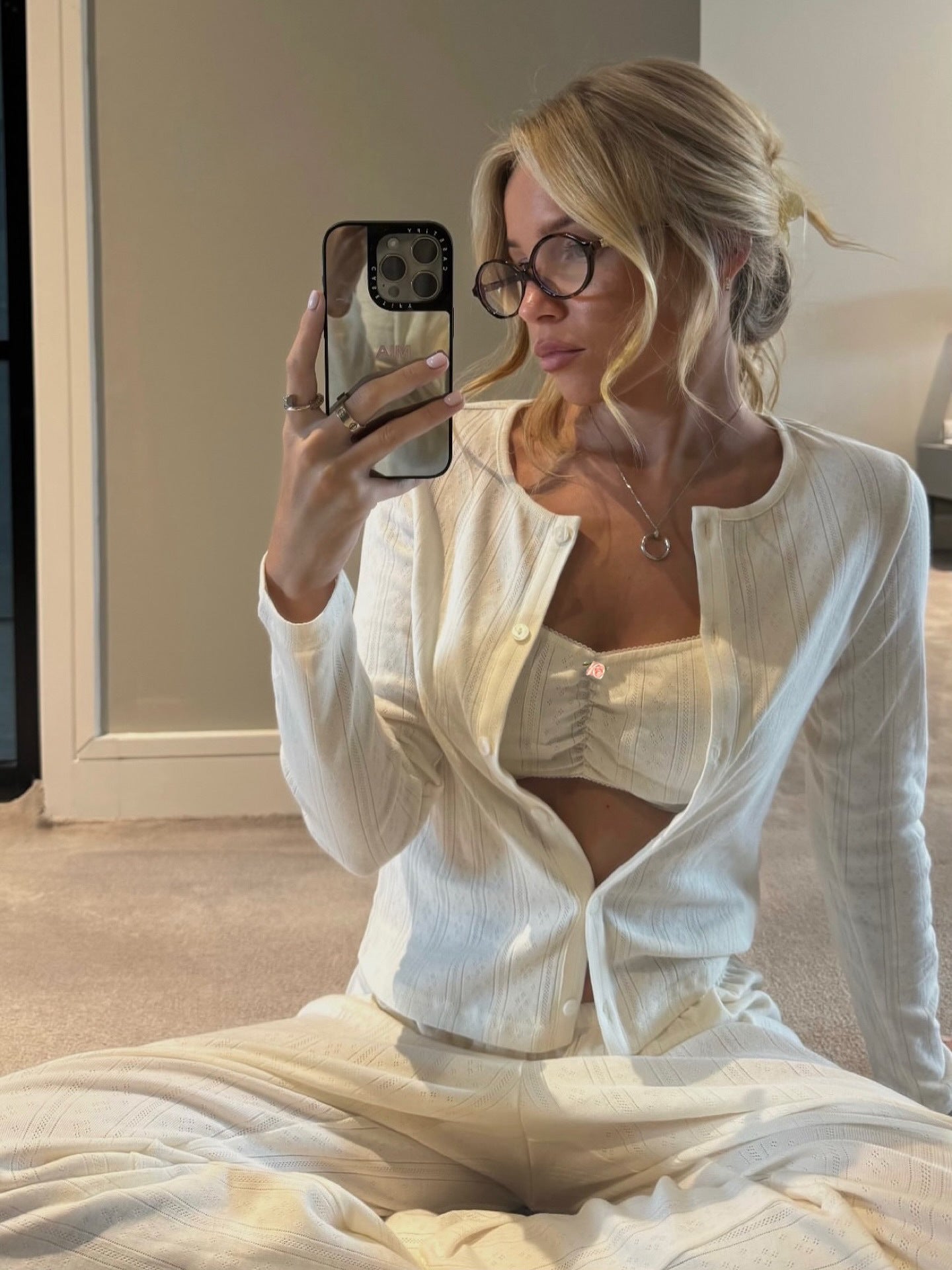 White langry fashion cardigan from knitted jacquard pajamas set