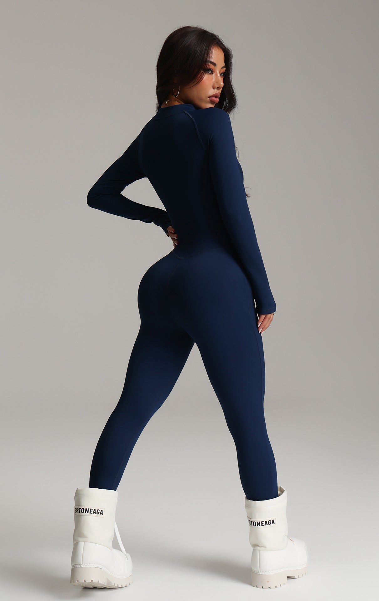 Navy blue quick-drying yoga wear with fur-lined boots, Langry fashion ملابس