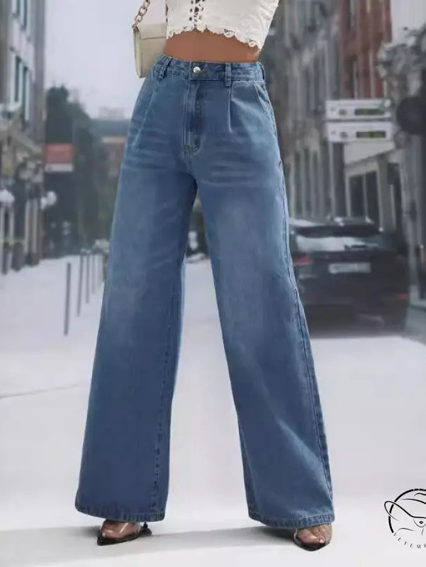 High-waisted wide leg blue jeans with pleats, fashionable figure flattering