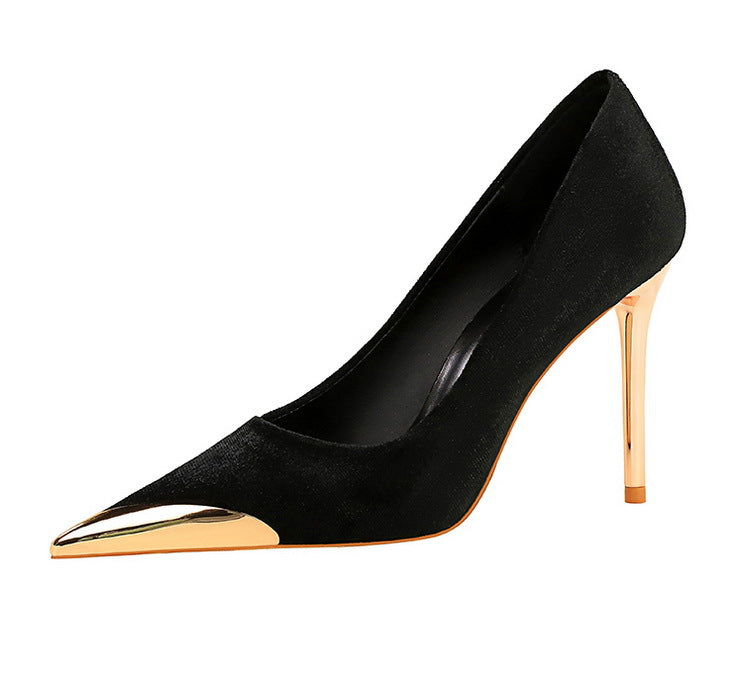 Black suede pump with gold pointed toe cap and stiletto heel for Luxury fashion ملابس