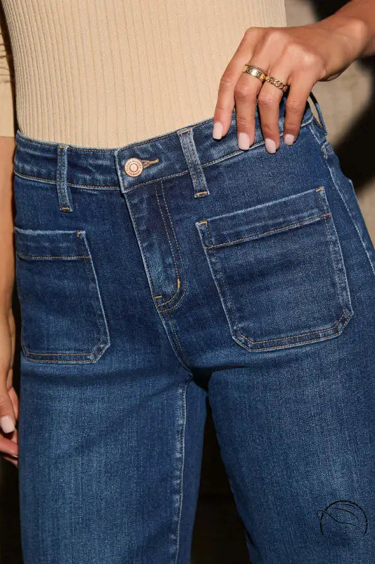 Stunning high waist straight jeans in dark wash denim with front pockets